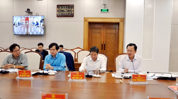 Đồng chí Cao Tường Huy, Ủy viên BTV Tỉnh ủy, Phó Chủ tịch UBND tỉnh phát biểu tại hội nghị