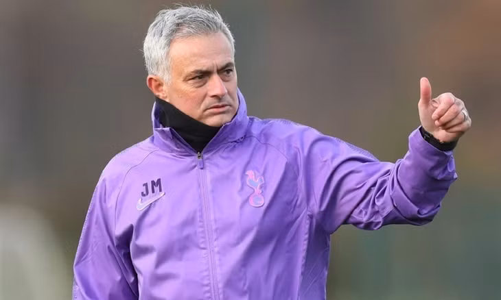 Mourinho ký hợp đồng có thời hạn ba năm rưỡi với Tottenham. Ảnh: Reuters.