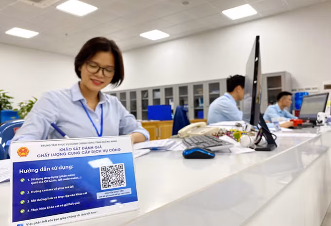 Bảng khảo sát đánh giá chất lượng cung cấp dịch vụ công được đặt tại bàn làm việc của cán bộ Trung tâm Phục vụ Hành chính công tỉnh.