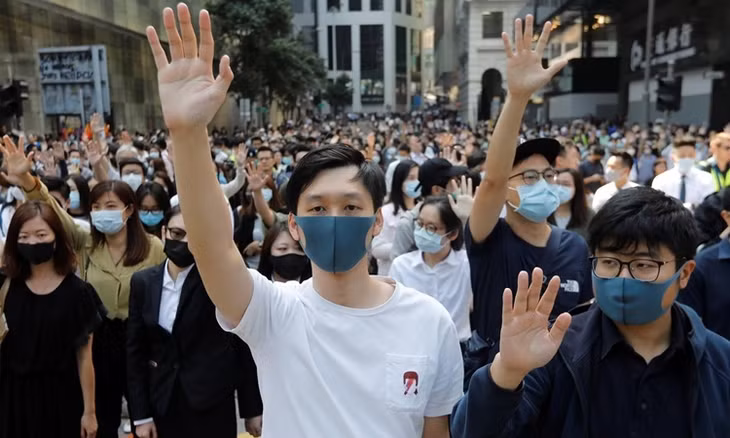 Người biểu tình tham gia một cuộc tuần hành tại quận Trung tâm, Hong Kong, ngày 15/11. Ảnh: Reuters.
