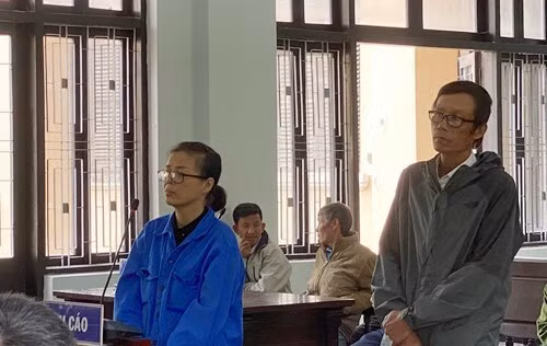 Bị cáo Châu và chồng tại phiên tòa. Ảnh: Ngọc Minh