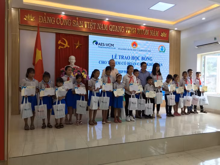 Tháng 9/2019, AES Mông Dương trao 170 suất học bổng với tổng trị giá 204 triệu đồng cho học sinh nghèo tại TP Cẩm Phả.