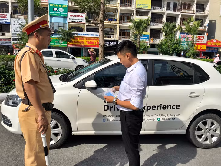 Công an TP Hạ Long kiểm tra phương tiện tham gia giao thông tại khu vực câu Kênh Liêm.