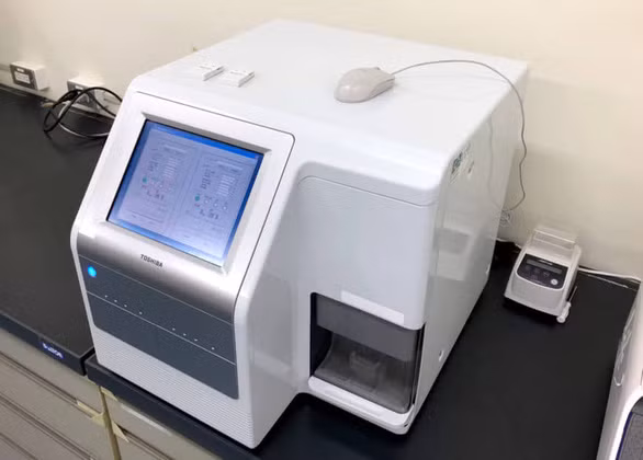 Cỗ máy này có thể phát hiện 13 loại ung bằng cách phân tích 1 giọt máu - Ảnh: Toshiba/Kyodo