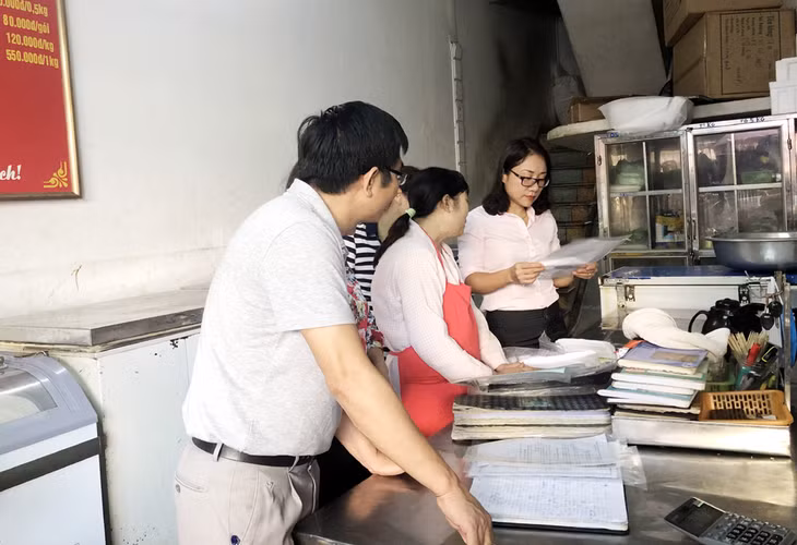 Đoàn giám sát Đoàn ĐBQH tỉnh giám sát công tác ATTP tại chợ Hạ Long 1