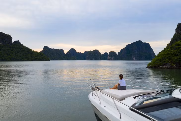 Với mức giá 14,7 triệu đồng dành cho hành trình 2 tiếng trên vịnh, dịch vụ này hướng đến những khách hàng đẳng cấp.