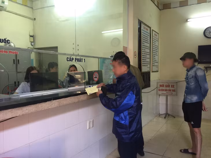 Cơ sở điều trị Methadone TP Cẩm Phả thực hiện tư vấn, cấp phát thuốc cho bệnh nhân tới điều trị. Tháng 11/2019.