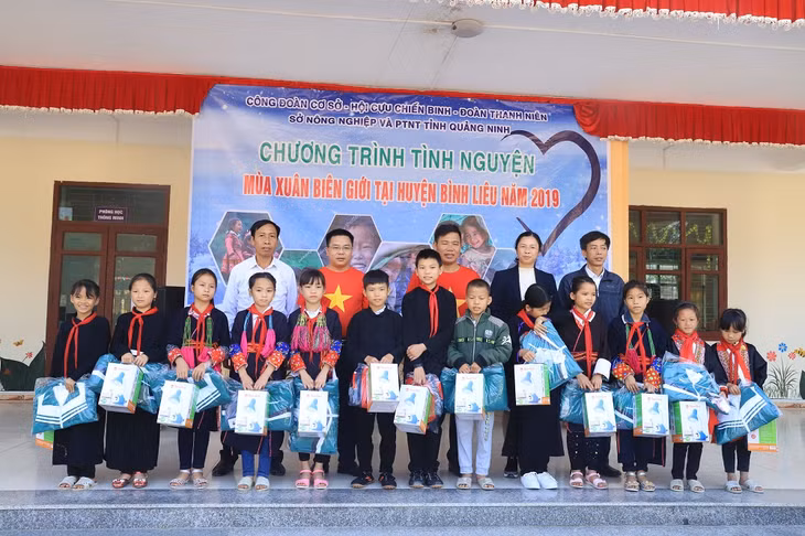 Tặng 50 suất quà cho các cháu học sinh trường tiểu học Tình Húc.