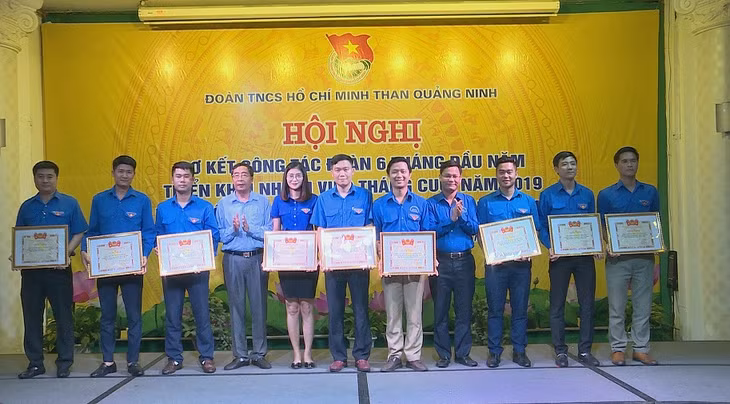 Tuyên dương các tập thể, cá nhân có thành tích xuất sắc trong công tác Đoàn 06 tháng đầu năm 2019.