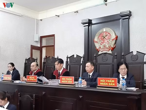 Hội đồng xét xử 