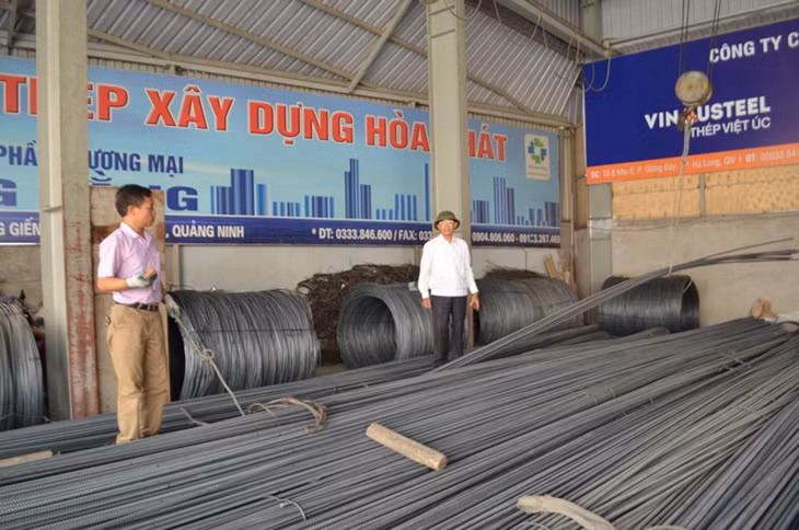 CCB Phạm Văn Đông (bên phải) cần mẫn với hoạt động sản xuất kinh doanh.