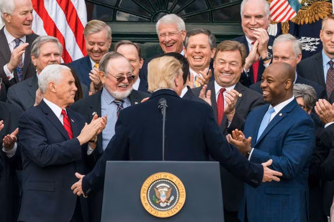 Tổng thống Mỹ Donald Trump và các nghị sĩ đảng Cộng hòa. Ảnh: EPA