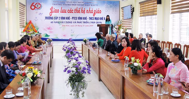 Các thế hệ cán bộ quản lý và giáo viên ôn lại truyền thống 60 năm xây dựng và phát triển của nhà trường.