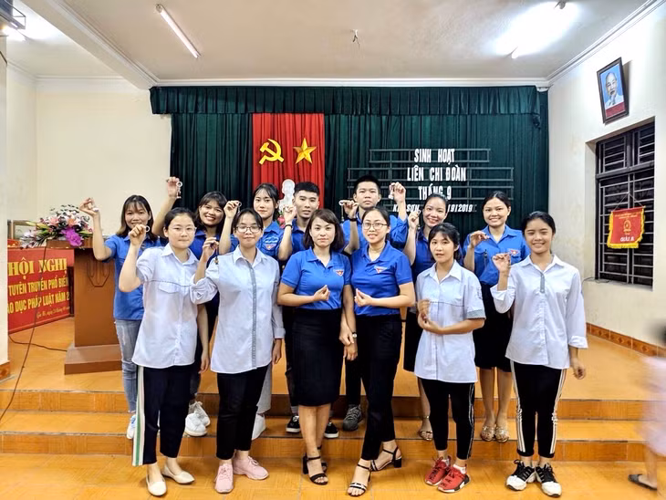 Đoàn Thanh niên phường Kim Sơn, TX Đông Triều phổ biến các hoạt động Đoàn lồng ghép với tổ chức các trò chơi có thưởng tạo không khí sôi nổi cho ĐVTN, Đội viên trong các buổi sinh hoạt liên Chi đoàn.