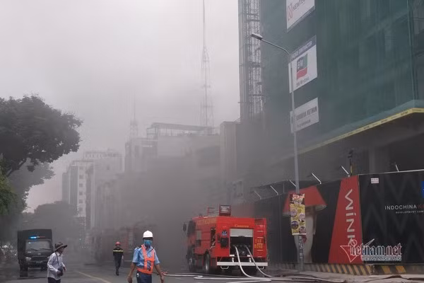 Lực lượng chức năng điều xe cứu hỏa và hàng chục chiến sĩ đến hiện trường