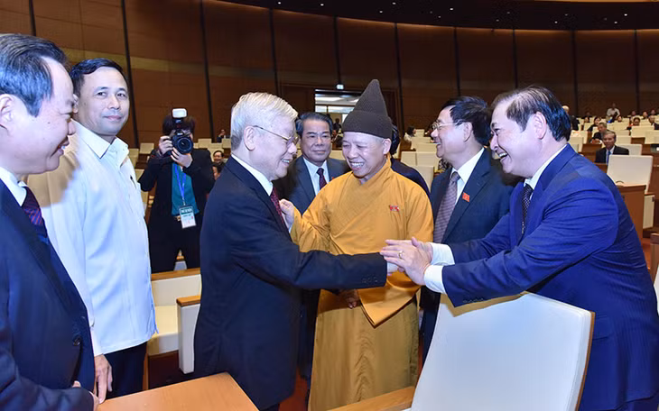 Các đại biểu Quốc hội vui mừng được đón Tổng Bí thư, Chủ tịch nước Nguyễn Phú Trọng tới tham dự phiên bế mạc.