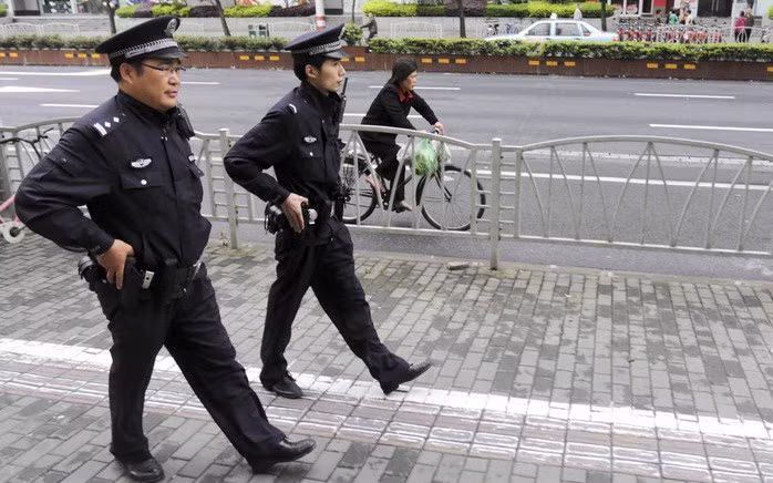 Cảnh sát Thượng Hải. Ảnh: WSJ.