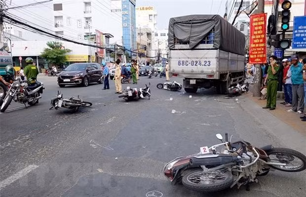 Hiện trường một vụ tai nạn giao thông. (Ảnh: Công Mạo/TTXVN)