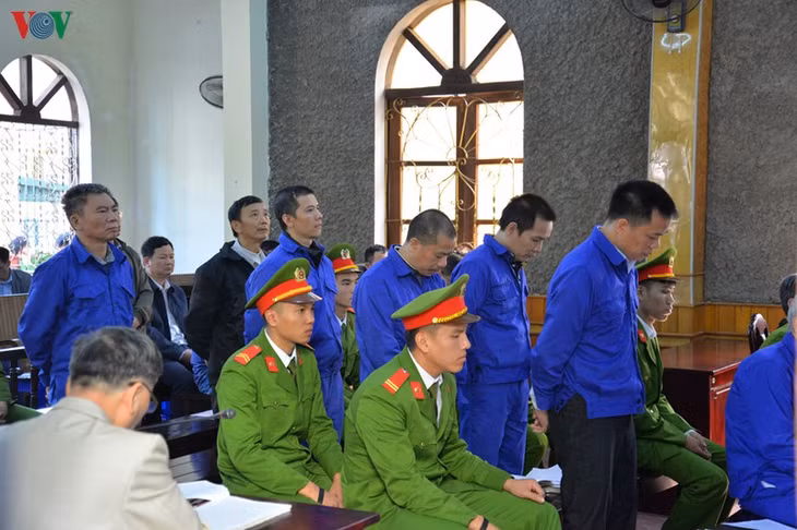 Y án sơ thẩm với nhiều cán bộ, trong đó có cựu Phó giám đốc Sở Tài chính tỉnh Sơn La Trương Tuấn Dũng, cựu Phó giám đốc Sở Tài nguyên - Môi trường tỉnh Sơn La Phan Tiến Diện