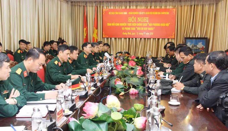 Quang cảnh buổi làm việc.