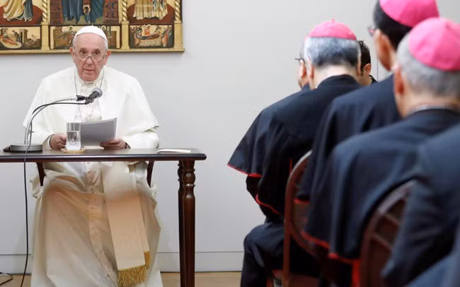 Giáo hoàng Francis ở Đại sứ quán Vatican tại Nhật Bản vào hôm 23/11. Ảnh: Reuters.