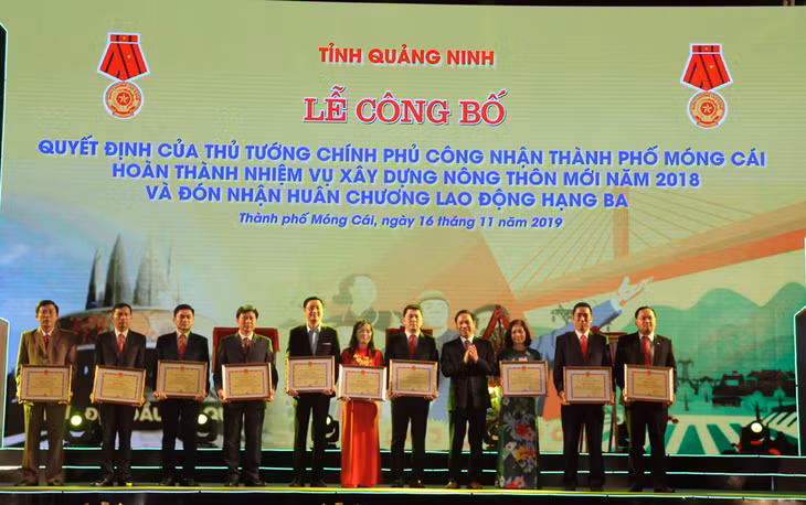 Đồng chí Đặng Huy Hậu, Phó Chủ tịch Thường trực UBND tỉnh tặng bằng khen của UBND tỉnh cho 10 tập thể, cá nhân có thành tích xuất sắc trong thực hiện chương trình xây dựng nông thôn mới.