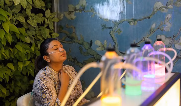 Hít thở không khí trong lành ở quán bar oxy. Ảnh: DhakaTribune.