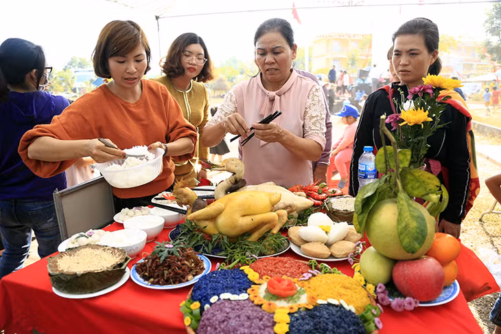 Phần thi trưng bày mâm cỗ tại lễ hội