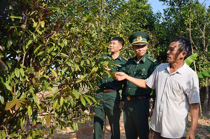 Cán bộ Đồn Biên phòng Pò Hèn đến thăm gia đình ông 
