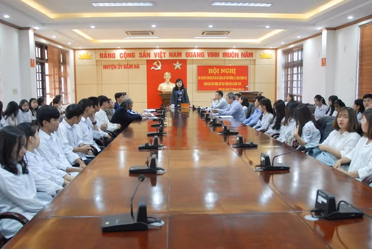 BTV Huyện ủy tổ chức hội nghị nói chuyện chuyên đề về kết quả phát triển kinh tế - xã hội của huyện và bế giảng lớp bồi dưỡng lý luận chính trị dành cho đối tượng kết nạp Đảng đợt III năm 2019