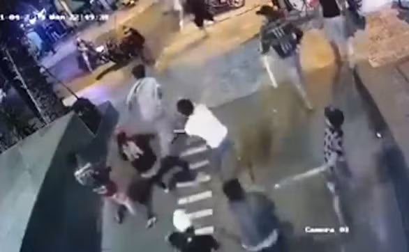 Quân "xa lộ" bị vây chém.