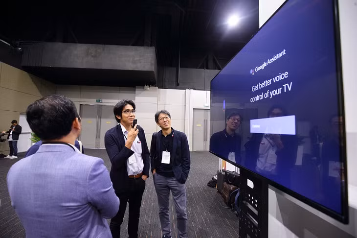 Các đối tác của Google trải nghiệm ti vi Vsmart tại sự kiện.