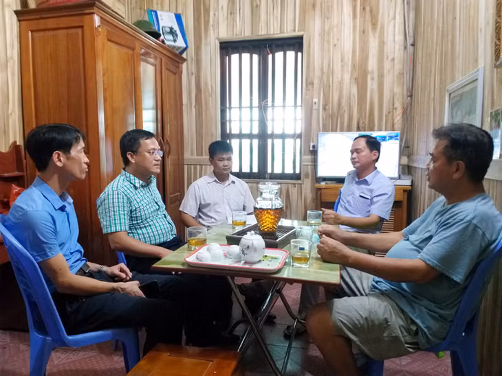 Thường trực HĐND huyện Vân Đồn giám sát công tác bảo vệ môi trường tại khu dân cư thôn Cái Bầu, xã Vạn Yên. Anh chụp ngày 12/6/2019