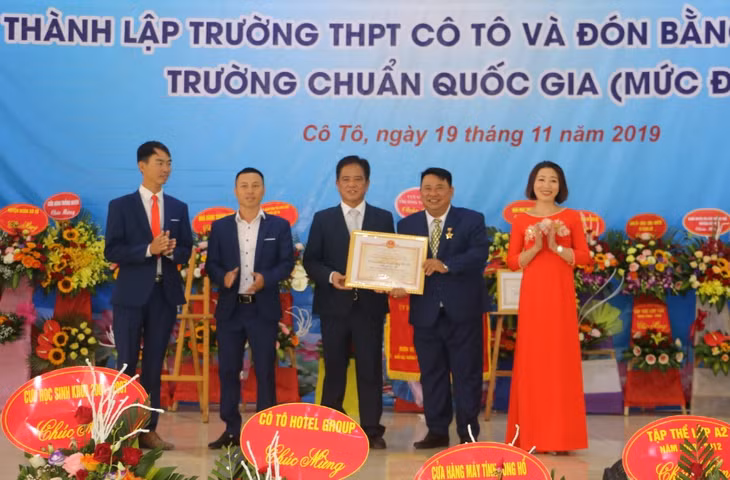 Đồng chí Mai Tuấn Phượng, Phó Bí thư Thường trực Huyện ủy trao bằng công nhận Trường chuẩn quốc gia mức độ 1 cho Trường THPT Cô Tô.