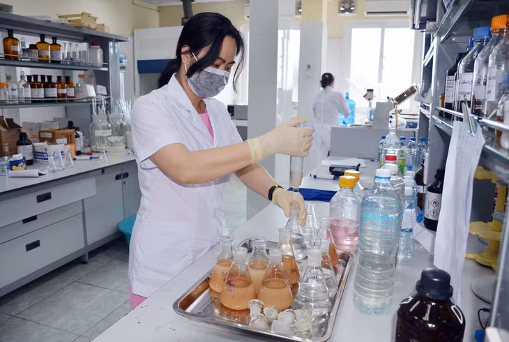 Trung tâm Kiểm soát bệnh tật tỉnh lấy mẫu xét nghiệm đánh giá chất lượng nước một số cơ sở cung cấp nước trên địa bàn tỉnh. 