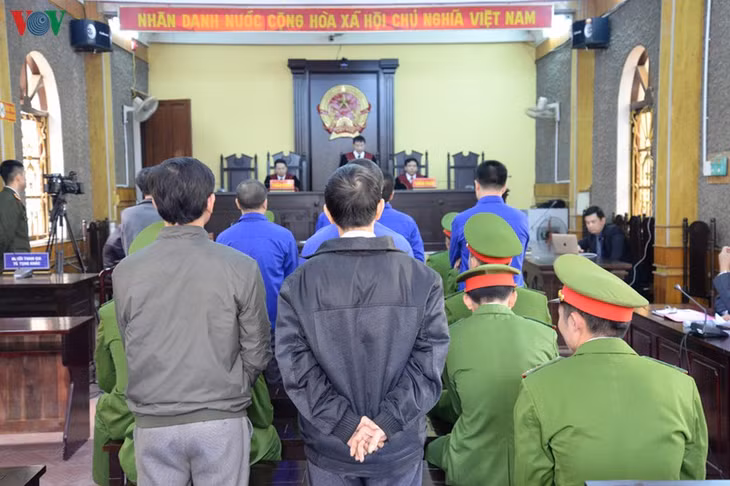 Các bị cáo nghe tòa tuyên án.