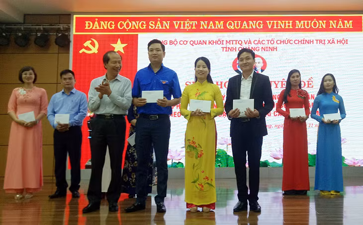 Đảng bộ cơ quan trao giải cho các các đội tham gia dự thi