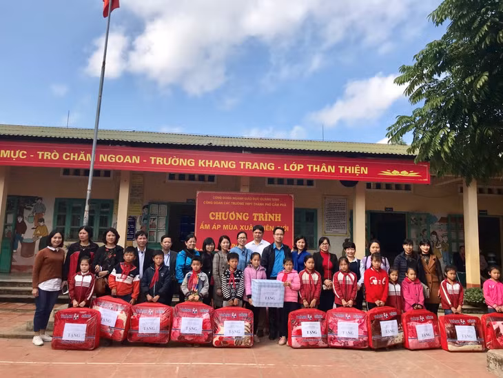 Cụm Công đoàn các trường THPT Cẩm Phả hỗ trợ giáo viên mầm non trên địa bàn dịp Tết Kỷ Hợi. Ảnh: Công đoàn ngành giáo dục