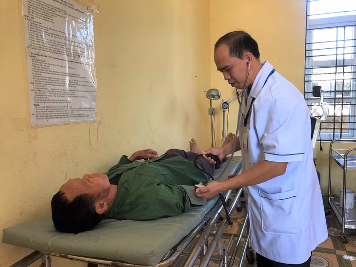 Với việc hoàn thành tốt công tác chuyên môn và nhiệm vụ chính trị, anh Làu Nhục Sáng trạm phó trạm y tế xã Quảng Lâm đã được kết nạp vào Đảng.