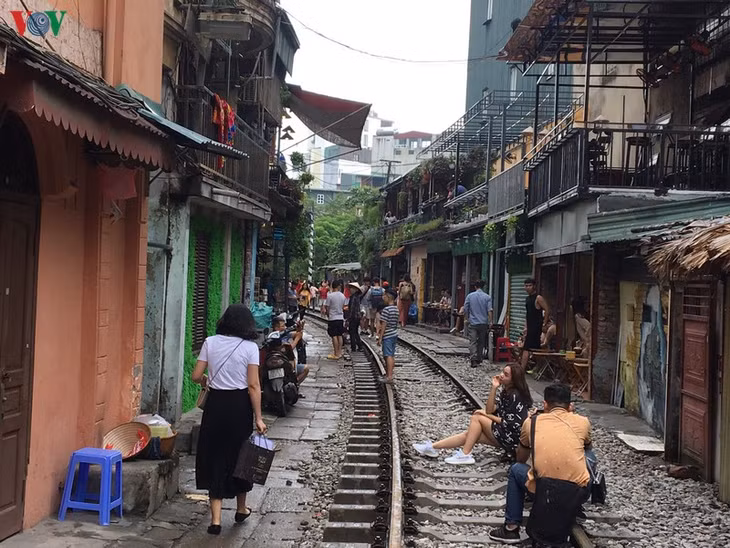 Quang cảnh lộn xộn, bát nháo tại phố cà phê đường tàu cần phải được dẹp bỏ.