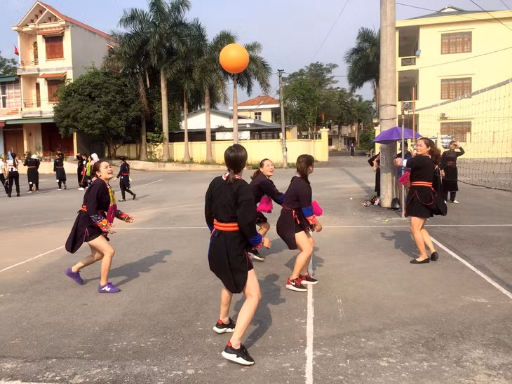 Hội viên phụ nữ huyện Ba Chẽ sinh hoạt CLB bóng chuyền hơi