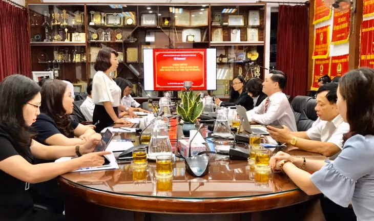 Đồng chí Vũ Thị Thu Thủy, Phó Chủ tịch UBND tỉnh, chủ trì buổi làm việc với Tổng Công ty Vietravel.