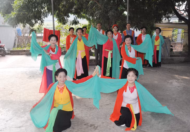 Các thành viên CLB Dân ca Chèo thị xã Đông Triều tập luyện múa...