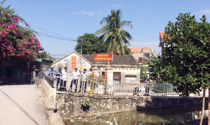 Đoàn giám sát HĐND TX Quảng Yên giám sát vấn đề ô nhiễm rác thải tại xã Liên Hòa, TX Quảng Yên năm 2019. 