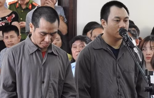 Sơn (trái) và Hoàng tại phiên phúc thẩm mở tháng 11/2018. Ảnh: Thuỳ An.