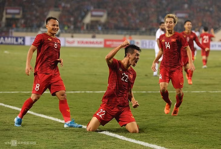 Tiến Linh (số 22) mừng bàn thắng vào lưới UAE ở vòng loại World Cup 2022 tối 14/11 ở Mỹ Đình. Ảnh: Phạm Đương.