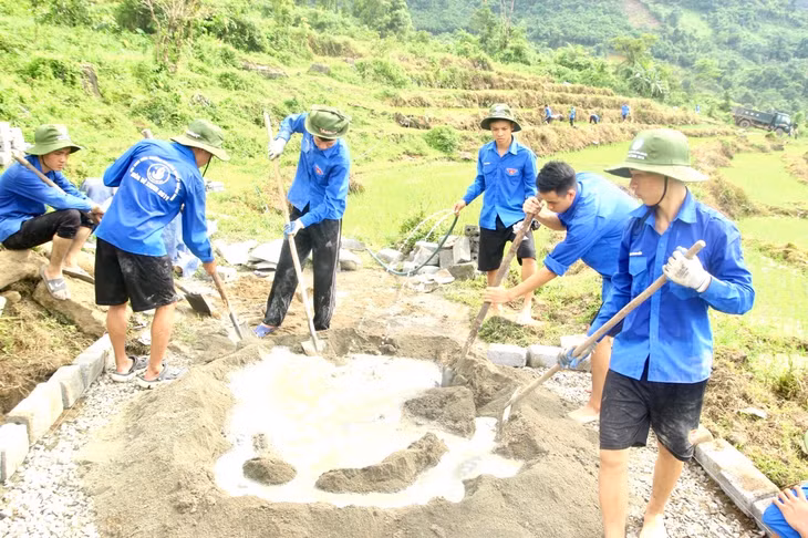 Sinh viên Trường Đại học Công nghiệp Quảng Ninh tình nguyện xây chuồng bò cho người dân huyện Hải Hà. 