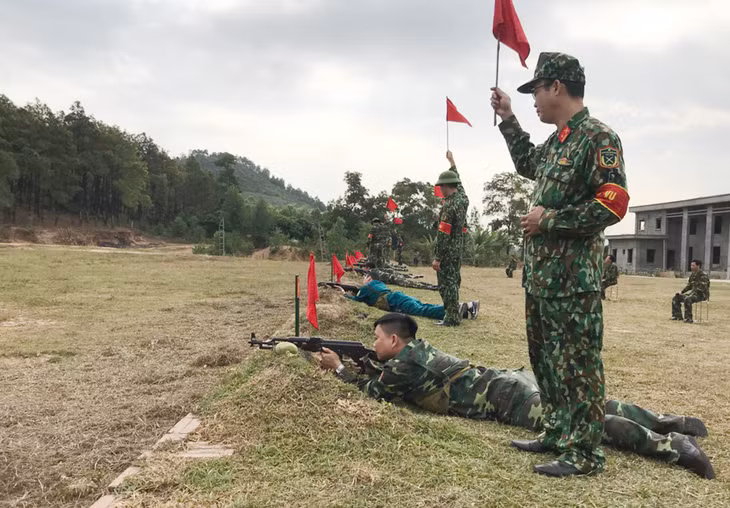 Các học viên tham gia bắn đạn thật súng tiểu liên AK bài 1.
