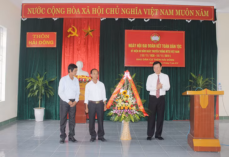 Các đồng chí: Nguyễn Văn Hưởng, Ủy viên Ban Thường vụ Tỉnh uỷ, Trưởng Ban Dân vận Tỉnh uỷ, Chủ tịch Ủy ban MTTQ Việt Nam tỉnh Quảng Ninh, tặng hoa chúc mừng thôn Hải Đông trong Ngày hội Đại đoàn kết toàn dân tộc.