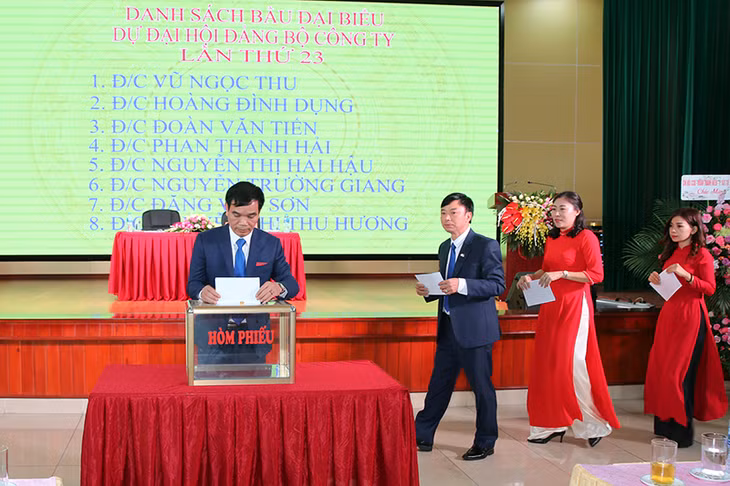 Các đại biểu bỏ phiếu bầu Ban Chi ủy Bí thư, Phó Bí thư, tổ kiểm tra chi bộ nhiệm kỳ 2020 - 2023 và đoàn Đại biểu đi dự Đại hội Đảng bộ Công ty khóa XXIII